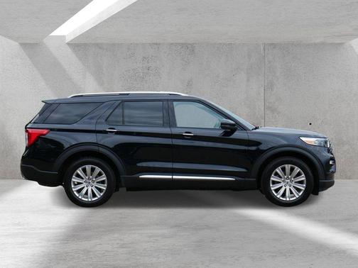 Black Metallic 2022 Ford Explorer Limited