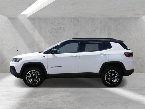 Bright White Clearcoat 2024 Jeep Compass Trailhawk