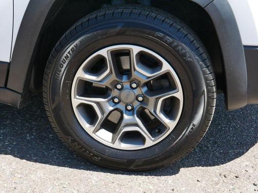Bright White Clearcoat 2020 Jeep Cherokee Trailhawk