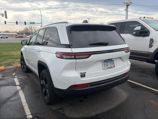 Bright White Clearcoat 2023 Jeep Grand Cherokee Altitude
