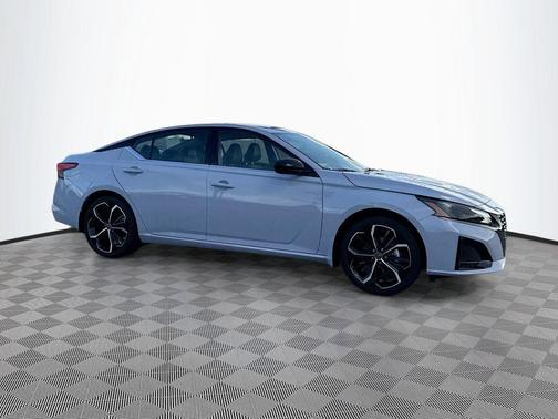 2025 Nissan Altima SR