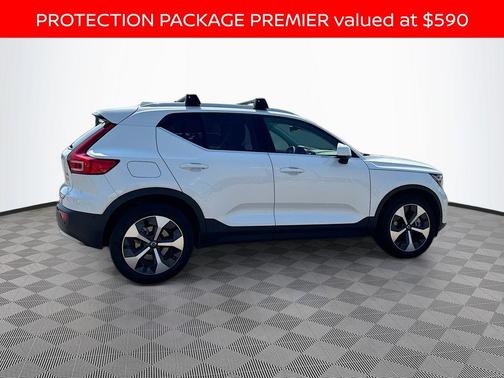 2023 Volvo XC40 B4 Plus Bright Theme