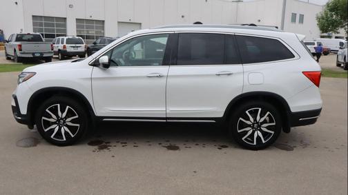 White 2022 Honda Pilot AWD Elite