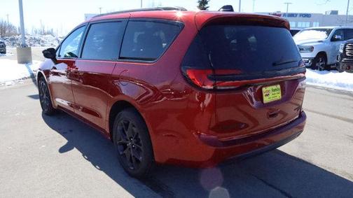 Red Hot Pearlcoat 2025 Chrysler Pacifica Limited