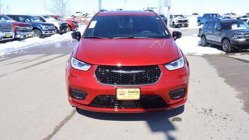 Red Hot Pearlcoat 2025 Chrysler Pacifica Limited