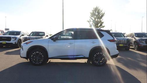 Everest White Pearl/Super Black 2024 Nissan Rogue Platinum