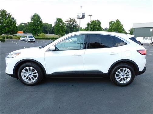 Photo 2 of 25 of 2020 Ford Escape SE