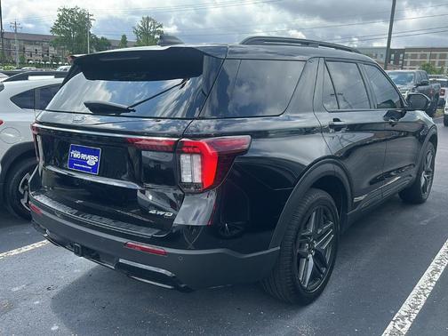 Agate Black Metallic 2025 Ford Explorer ST-Line