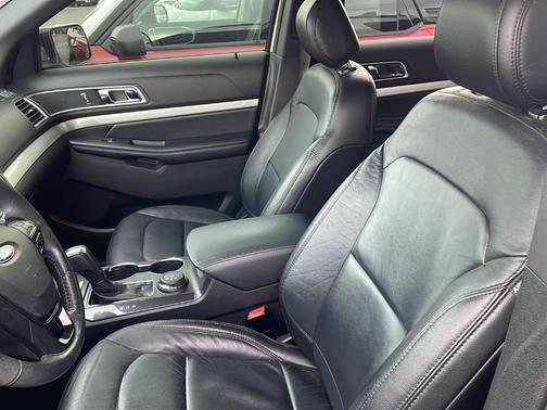 White Platinum Tri-Coat Metallic 2017 Ford Explorer XLT