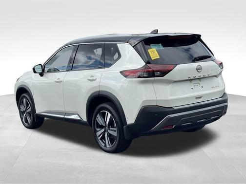 2 Tone White / Black Roof 2023 Nissan Rogue SL