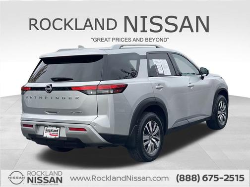 2022 Nissan Pathfinder SL