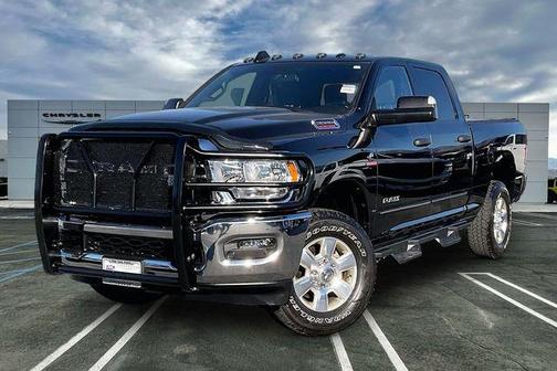 2022 RAM 3500 Tradesman Crew Cab 4x4 6'4' Box