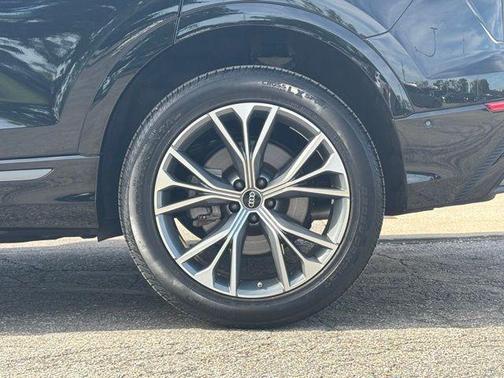 Mythos Black Metallic 2023 Audi Q8 55 Premium Plus