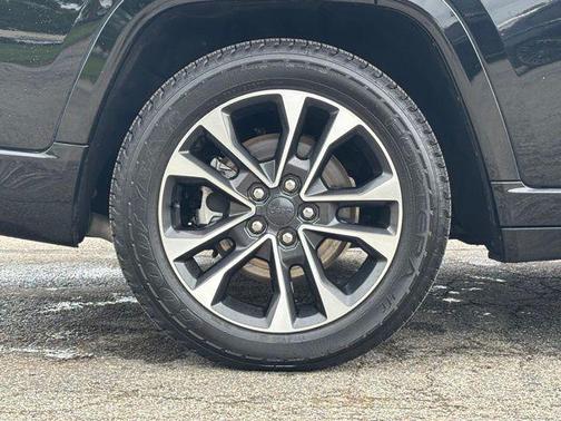 Diamond Black Crystal Pearlcoat 2022 Jeep Grand Cherokee L Overland