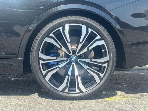 2025 BMW X7 M60i