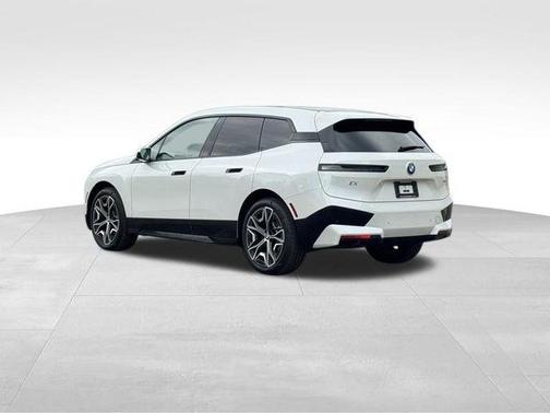 Mineral White Metallic 2025 BMW iX xDrive50