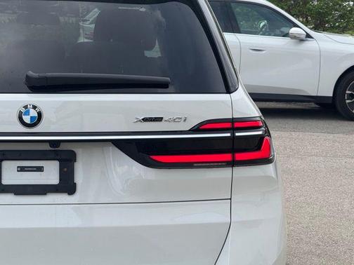 Alpine White 2026 BMW X7 xDrive40i