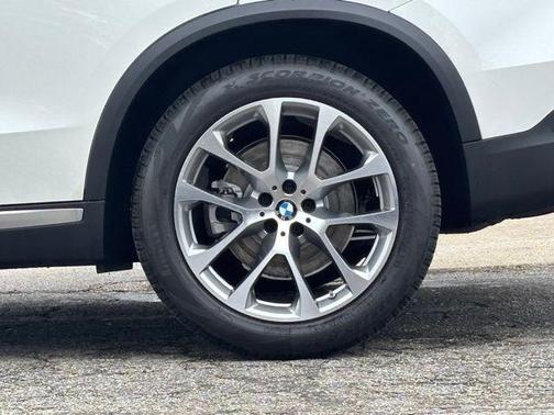 Mineral White Metallic 2026 BMW X5 xDrive40i