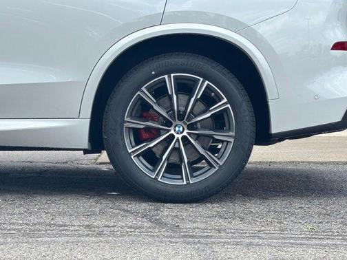 Mineral White Metallic 2026 BMW X5 xDrive40i