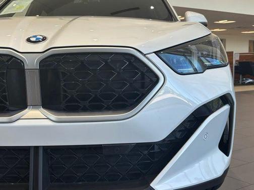 Mineral White Metallic 2025 BMW X2 xDrive28i
