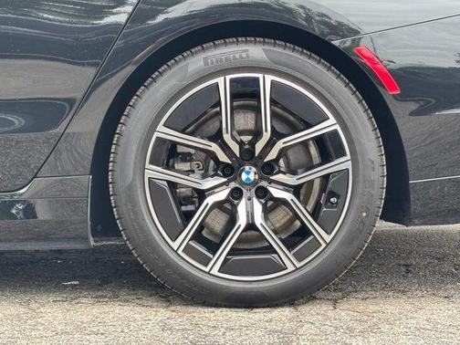 Black Sapphire Metallic 2024 BMW i7 eDrive50