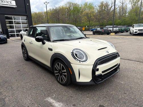 Pepper White 2022 MINI Hardtop Signature
