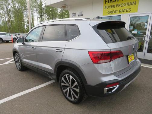Pyrite Silver Metallic 2024 Volkswagen Taos 1.5T SE