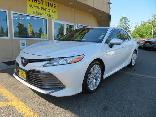 2020 Toyota Camry Hybrid XLE