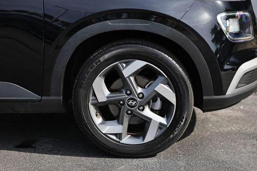 Onyx Black 2025 Hyundai VENUE SEL