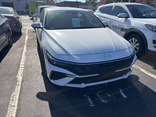 2025 Hyundai ELANTRA SE