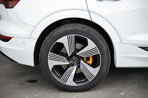 2022 Audi e-tron Premium Plus