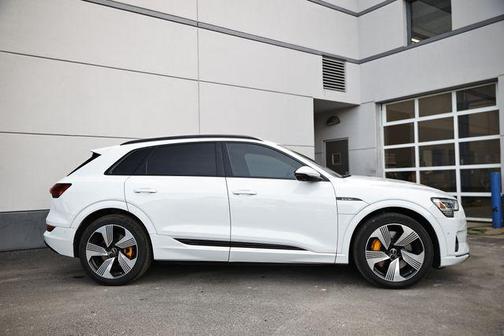 2022 Audi e-tron Premium Plus