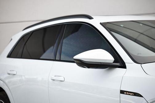 2022 Audi e-tron Premium Plus