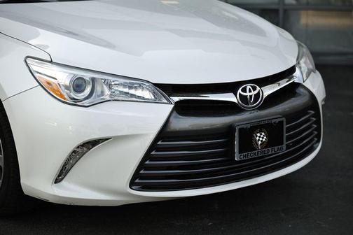 Blizzard Pearl 2017 Toyota Camry XLE