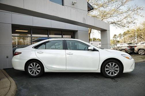Blizzard Pearl 2017 Toyota Camry XLE