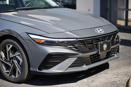Ecotronic Gray 2025 Hyundai ELANTRA Limited