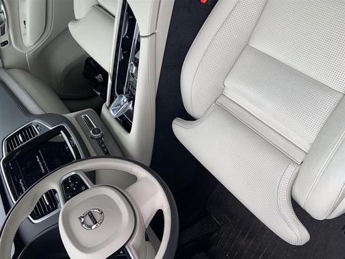 2025 Volvo XC90 Plug-In Hybrid T8 Ultra 7-Seater