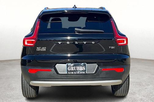 2022 Volvo XC40 T5 Momentum