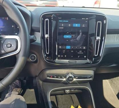 2025 Volvo XC40 B5 Core Bright Theme