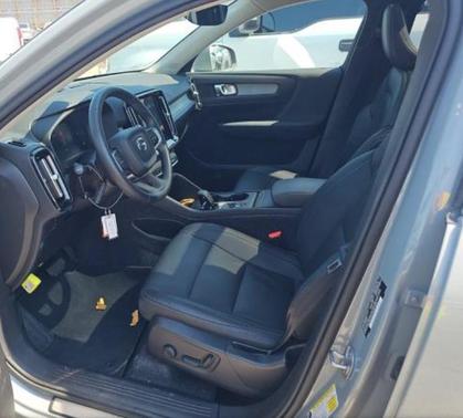 2025 Volvo XC40 B5 Core Bright Theme