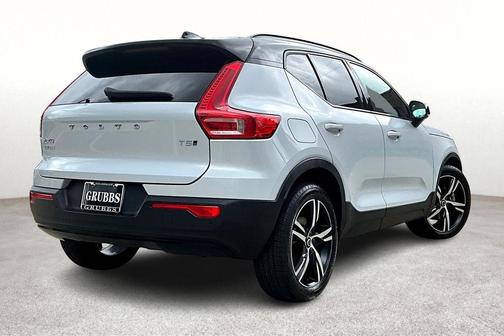 2022 Volvo XC40 T5 R-Design