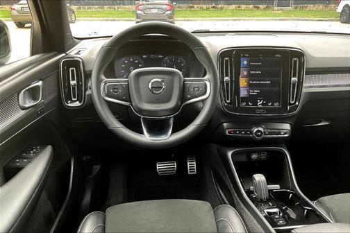 2022 Volvo XC40 T5 R-Design