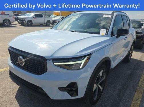 2025 Volvo XC40 B5 Plus Dark Theme
