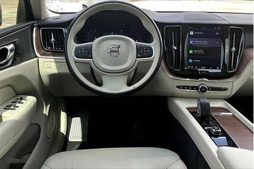 2022 Volvo XC60 B5 Momentum