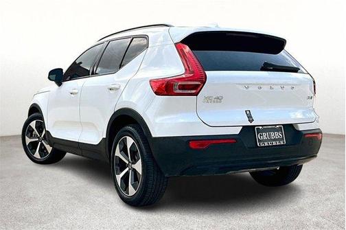 2025 Volvo XC40 B5 Plus Dark Theme