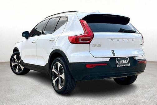 2025 Volvo XC40 B5 Plus Dark Theme