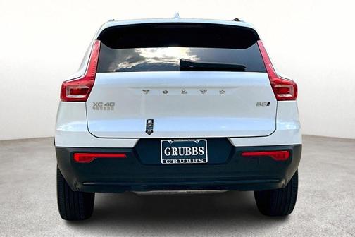 2025 Volvo XC40 B5 Plus Dark Theme
