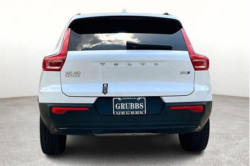 2025 Volvo XC40 B5 Plus Dark Theme