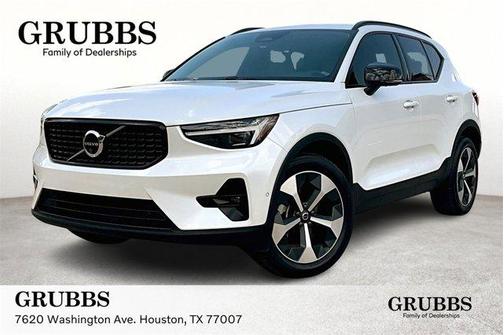 2025 Volvo XC40 B5 Plus Dark Theme