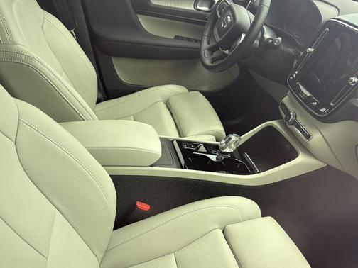2025 Volvo XC40 B5 Plus Bright Theme
